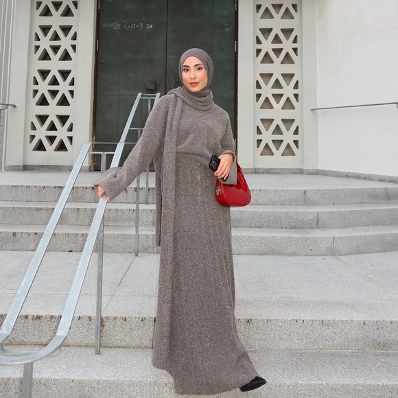 NA-KD 4 Piece - Grey Knitted V-Neck Sweater, Turtleneck Top, Scarf, & Maxi Skirt - Picture 5 of 16